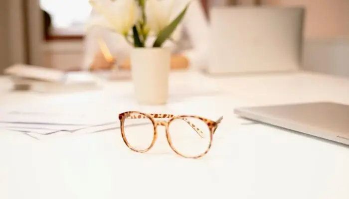 Blog INVISTTO – Sistema exclusivo para óticas e joalherias – O melhor do mercado! 3 a pair of glasses on a table - pexels-artem-podrez